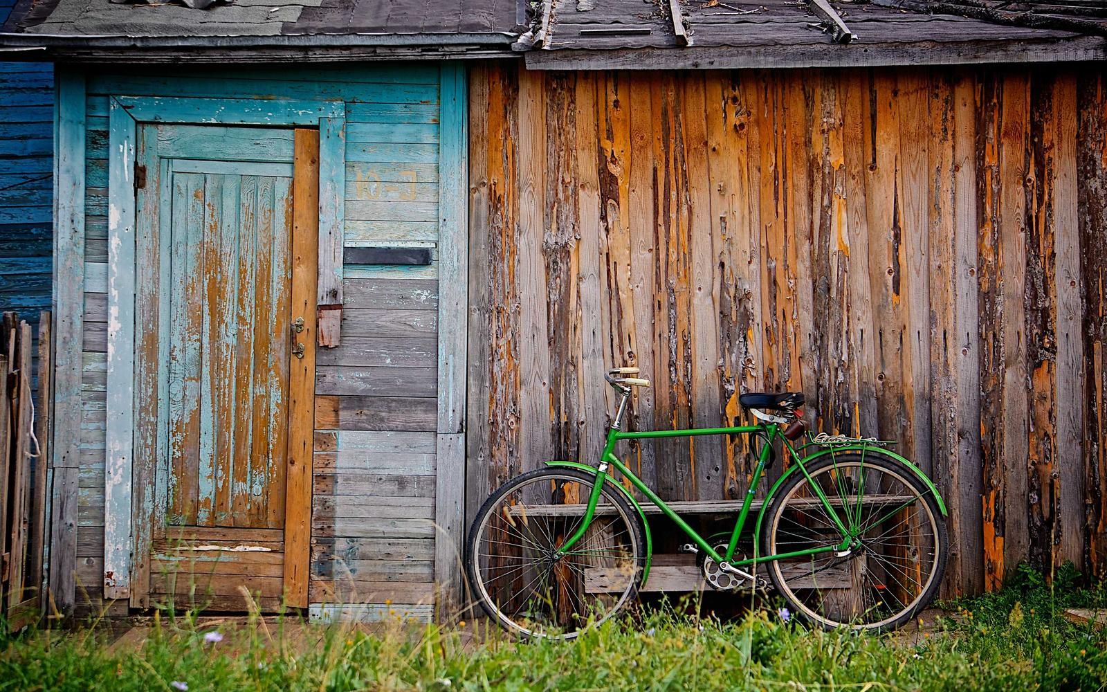 Alte Holzscheune mit Fahrrad